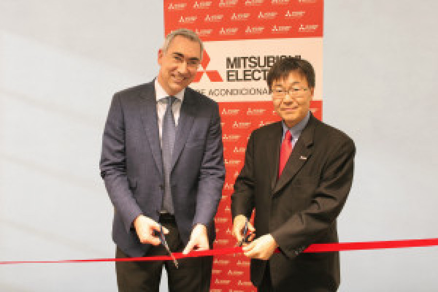 Edit  raul anton y masami kusano cortando la cinta de la inauguracion 49255