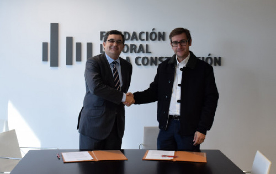 Un momento durante la firma del acuerdo entre la fundacion laboral y andimac 2 46368