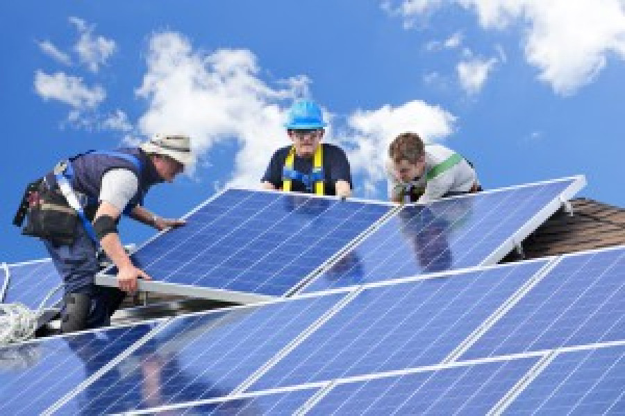 Instaladores paneles solares123rf 20424
