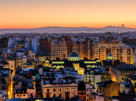 Valencia con edificios iluminados