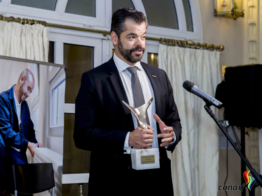 Vicente Gallardo recibe el premio Manuel Laguna de CONAIF 2022