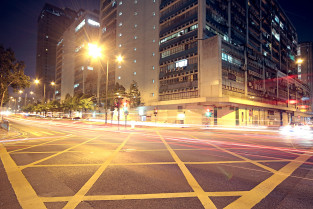 Calles iluminadas ciudad123rf