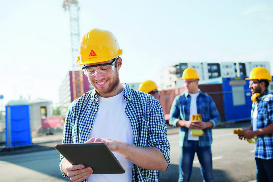 Glo construction site man tablet BIG   copia