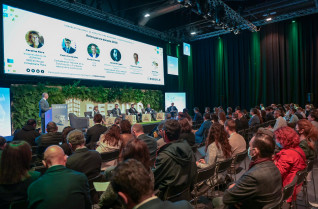 Mesa redonda 'Retos para la década 2030' celebrada en Rebuild 2022.   copia