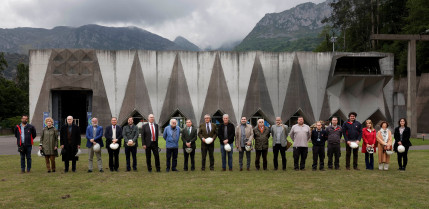 Los asistentes al acto de reconocimiento delante de la central de EDP en Proaza