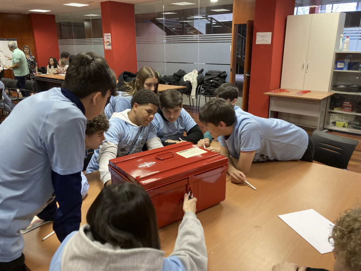 Grupo de jovenes durante el Scape box celebrado en Guadalajara