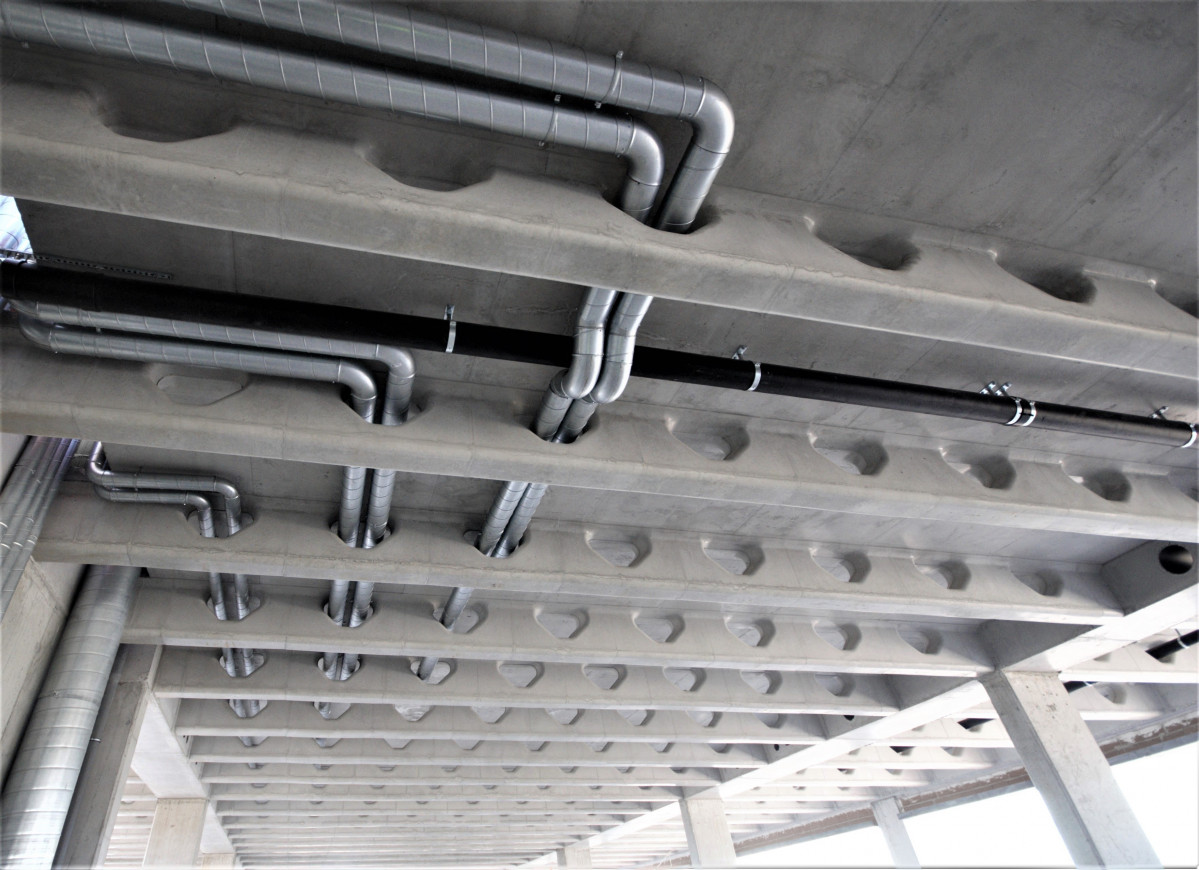01  figura 3 Forjado aligerado innovador con las instalaciones integradas (foto cortesia de Holedeck)
